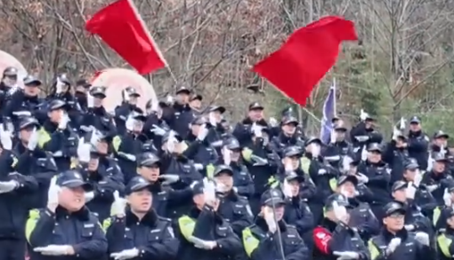 一个人唱有点尴尬，一群人唱比谁声大，警察节限定“反差萌”