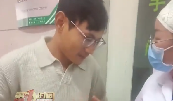 得知三孩又是儿子，爸爸笑容当场凝固