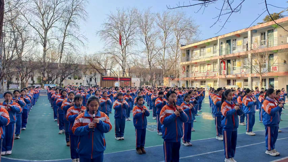 安阳市梅东路小学千人齐奏竖笛展示燃动冬日