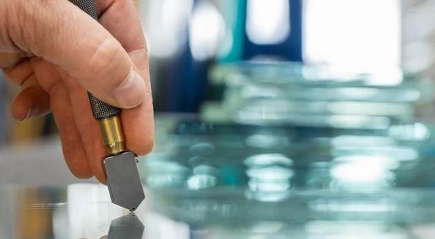 玻璃刀为什么可以割玻璃？