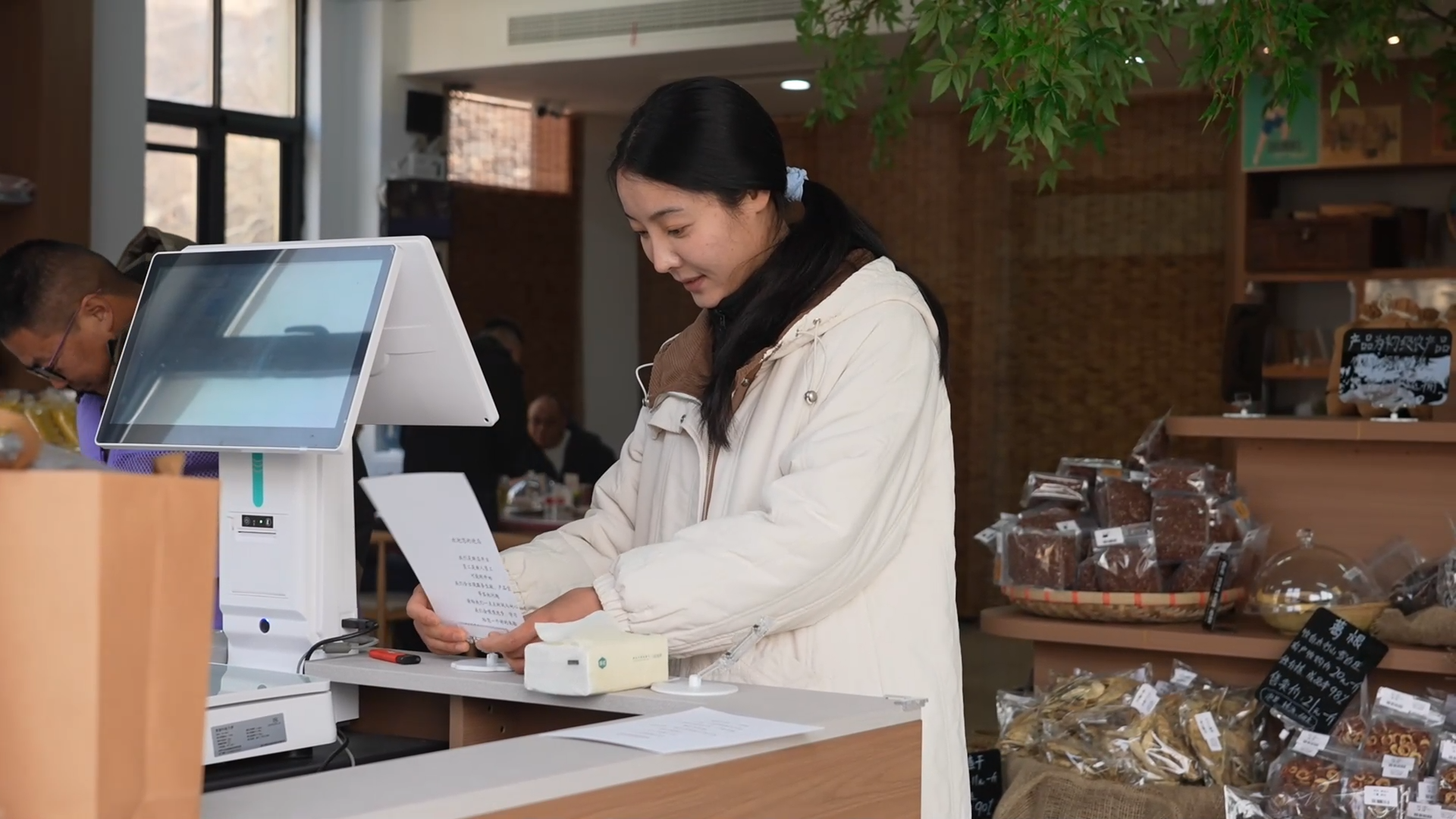 李福贵开了家“胖东来式”农货铺，标注成本价和成品率