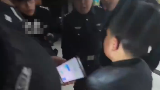 男孩作业没写完被批深夜负气上高速，幸得好心人救助