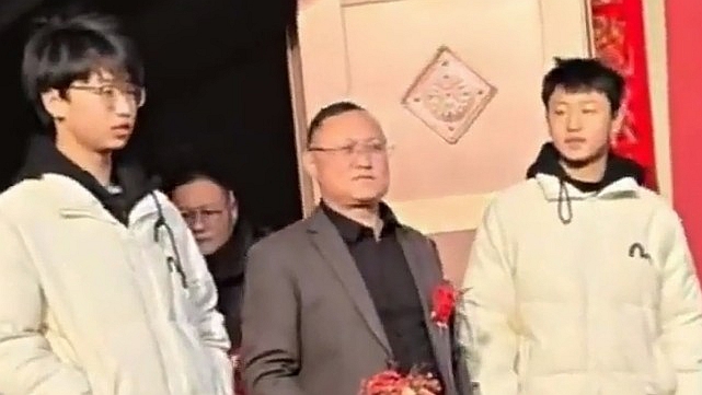 爸爸再婚被16岁双胞胎儿子送上婚车