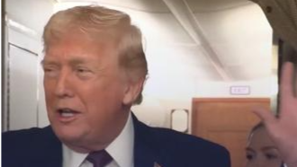 特朗普遭气流颠簸吐槽没扶手：总不能让我抓白宫新闻秘书吧