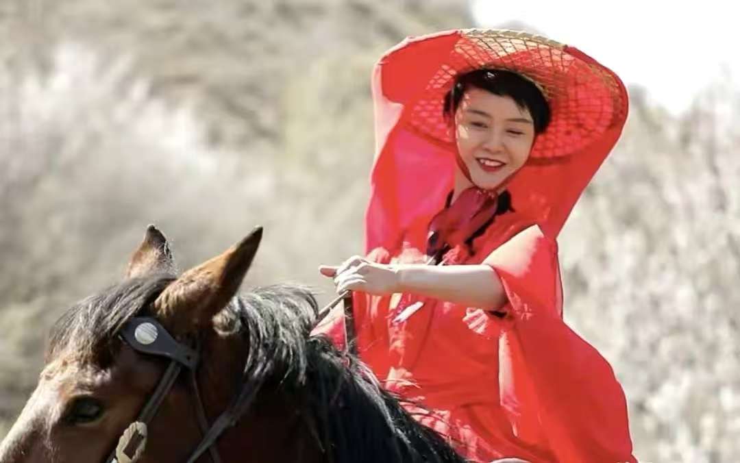 贺娇龙在工作中意外坠马去世，官方证实：为不实消息