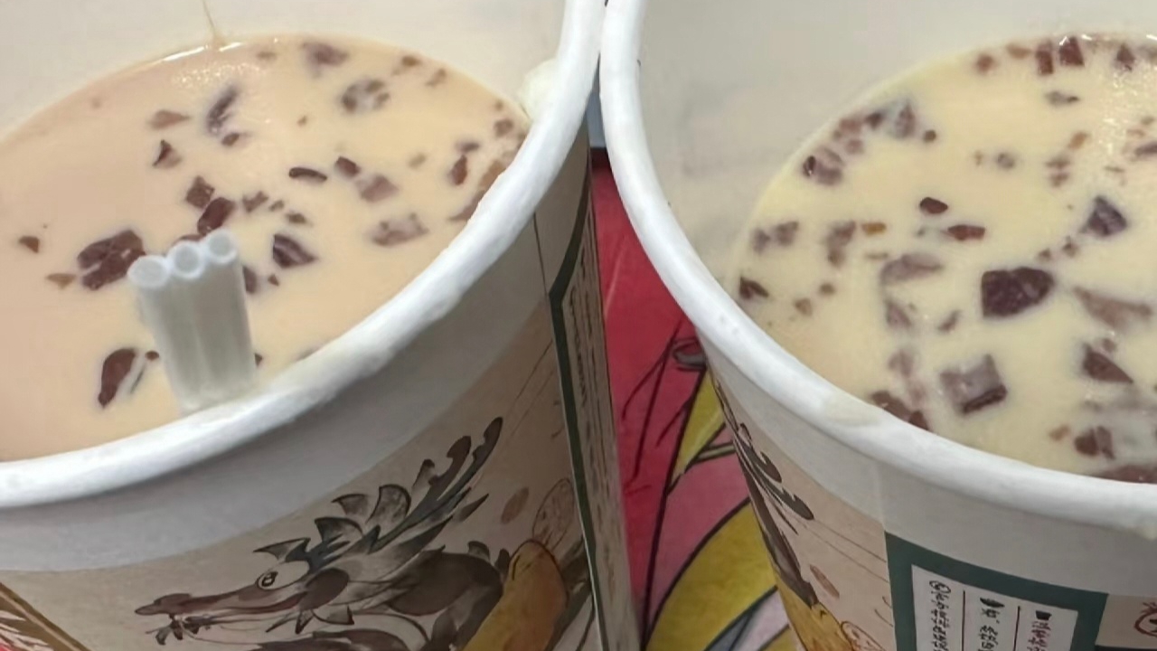 茶颜悦色称放久变半杯是工艺特色：奶沫接触空气后会自然消融