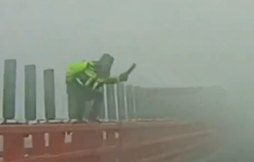 大雾天交警在高速隔离带奋力振臂手动预警，司机果断听劝避险