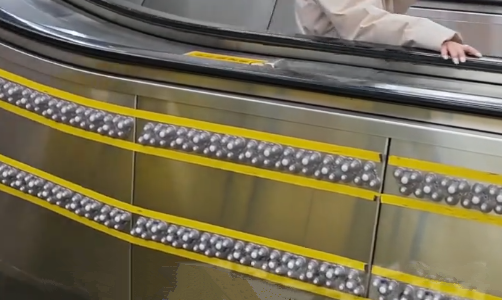 杭州地铁站电梯惊现小“路灯”？增加摩擦，提醒乘客不要倚靠