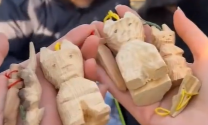 什刹海“木雕大爷”回应“抽象”：大家喜欢就好