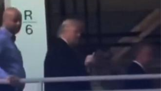 特朗普参观汽车工厂，和抗议者对骂还竖中指，白宫回应：合适