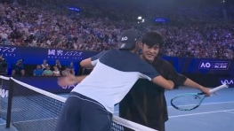 周杰伦澳网上演“国际赛场首秀”，一球制胜一轮游