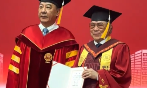 霍震霆获授中国人民大学法学名誉博士，霍启刚发文祝贺父亲