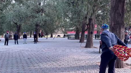 天津有大爷跳水，北京有大爷套圈！十米开外，圈圈命中