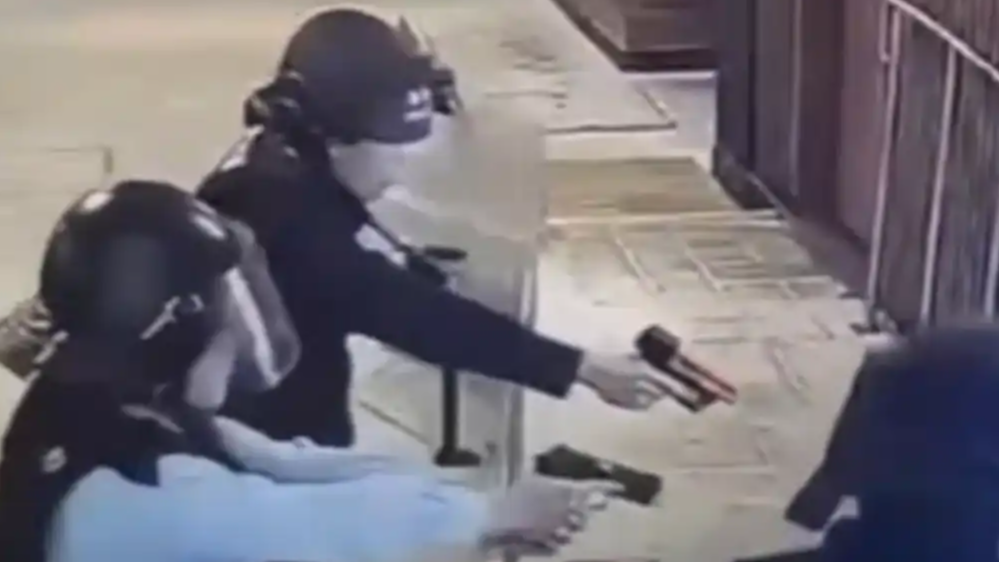 现场曝光！香港持刀男子挟持人质被警方开枪制服