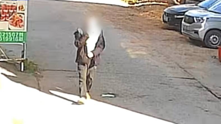 请勿随意丢弃！未熄灭烟头随地一丢差点引起大火