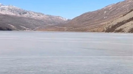 平静冰面下在打星球大战？四川一平静湖面传出biubiu声