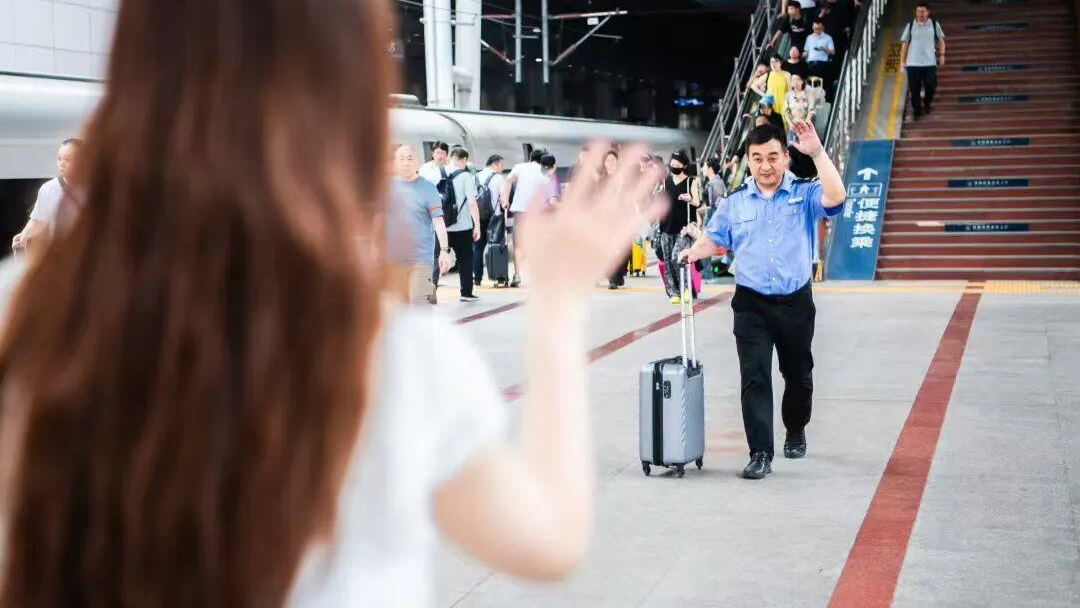 坐高铁不用自己扛行李了！多地火车站开通新服务