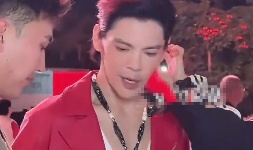 “向佐偶遇向佐！网友在香港街拍到本尊与广告牌同框