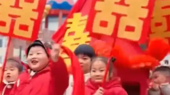 萌娃解锁《大花轿》新画风，网友：一代人有一代人的过家家