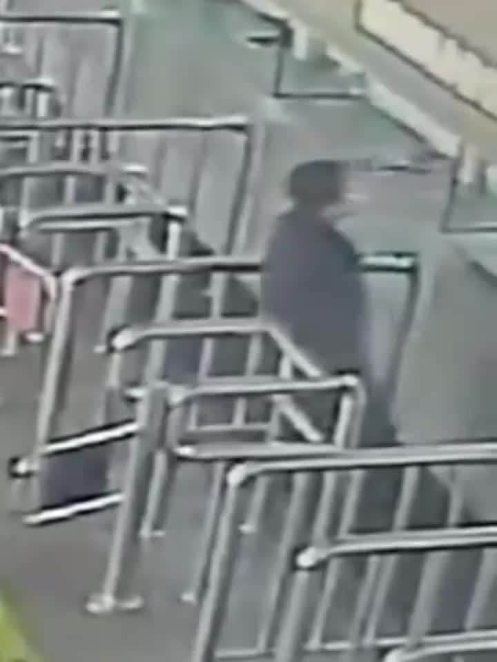 小伙熬夜写论文两次在车站晕倒