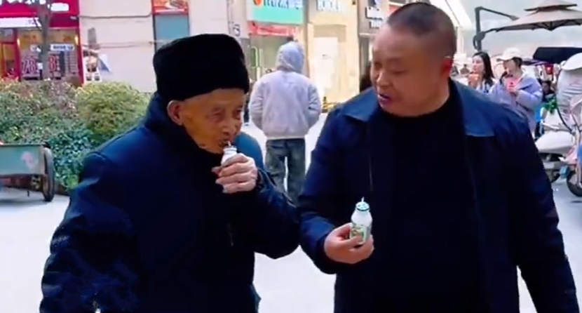 50多岁孙子和102岁爷爷手挽手逛街，一家五世同堂