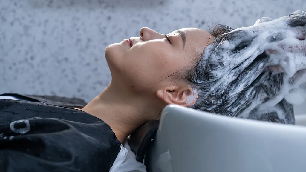 同样是洗头，为什么理发店洗完就能好几天不油？