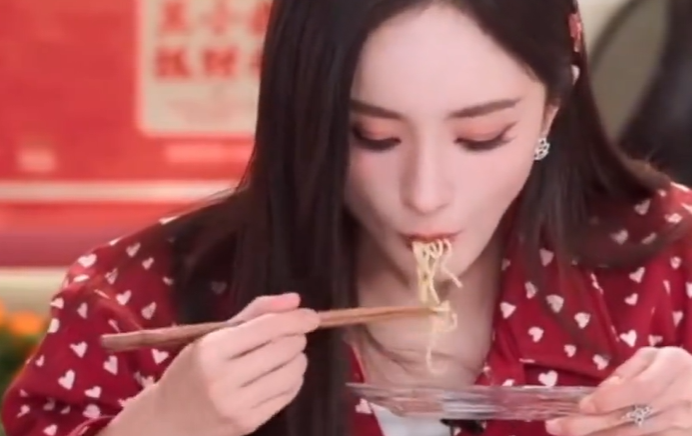 杨幂被工作人员提醒少吃点