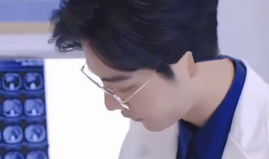 肖战为新剧主动减重18斤，使制服上身时更显清瘦沧桑