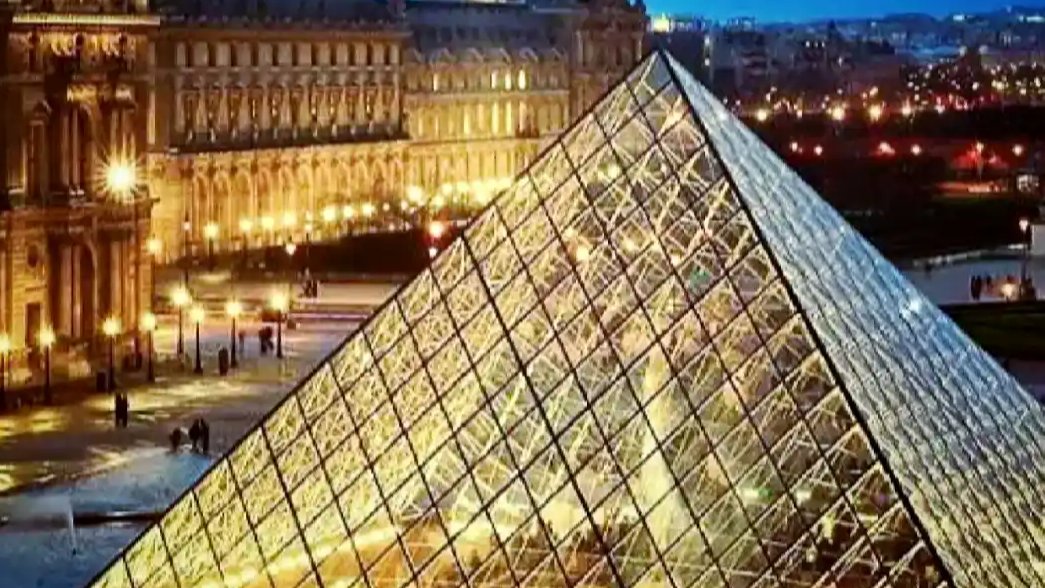 卢浮宫失窃案最新监控画面，几名安保人员一旁目睹全程