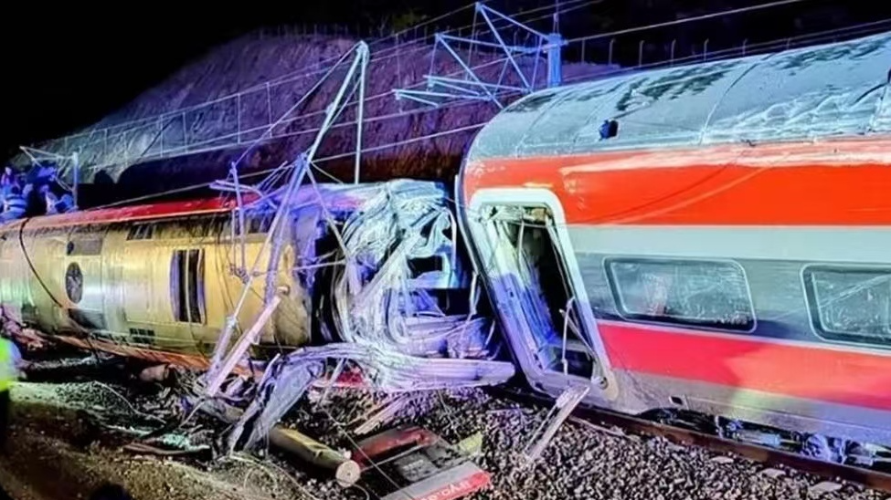 西班牙高铁脱轨事故已致10死多伤