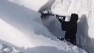 俄罗斯遭暴雪侵袭，民众在雪中“挖出”车辆，还有人“跳雪”