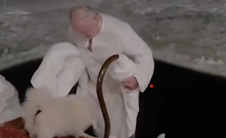 卢卡申科参加冰窟沐浴：零下15℃天气全身浸入冰水中