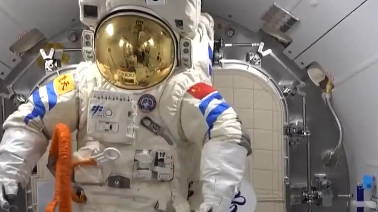 神二十返回舱直立着陆，还带回一套战功赫赫飞天战袍