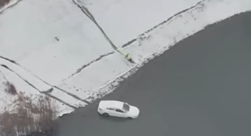 轿车坠河，交警冒雪滑下陡峭河岸救援，留下“最美滑痕”