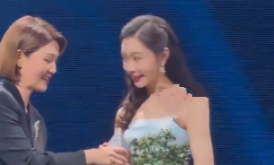 宋轶的裙子上有“99朵玫瑰花”，把自己穿成了“移动花园”