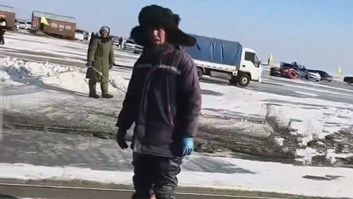 女子直播间找到冰湖捕鱼的父亲，第一眼激动，第二眼泪崩