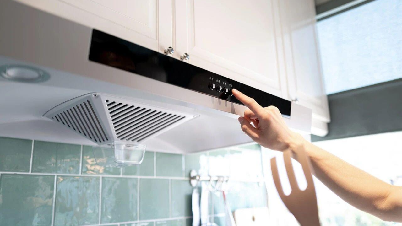 做饭时关闭门窗暗藏风险 安全使用油烟机要注意这些