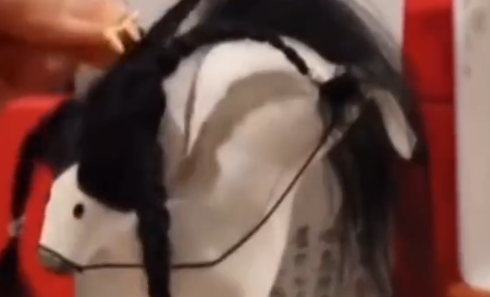 山东美术馆“潦草小马”马彪彪走红，网友：很疯很潦草很喜欢