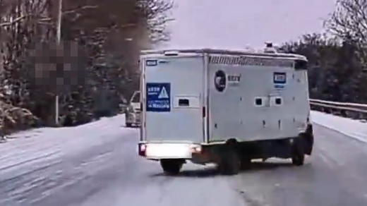 网友路上偶遇无人驾驶快递车在雪地漂移