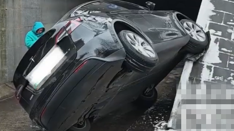 车主回应雪天把汽车开上墙：为躲避前面打滑车辆