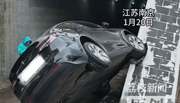 南京一车主雪天把车开上墙 车主：前车打滑，避让不及撞墙了