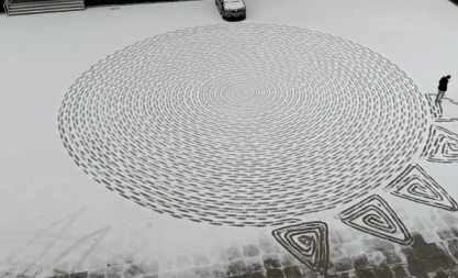 以脚步为笔 雪为墨 大地为纸 网友在雪地绘出绝美图案