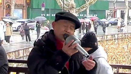 应景！大爷在西湖雪中深情演唱《认真的雪》