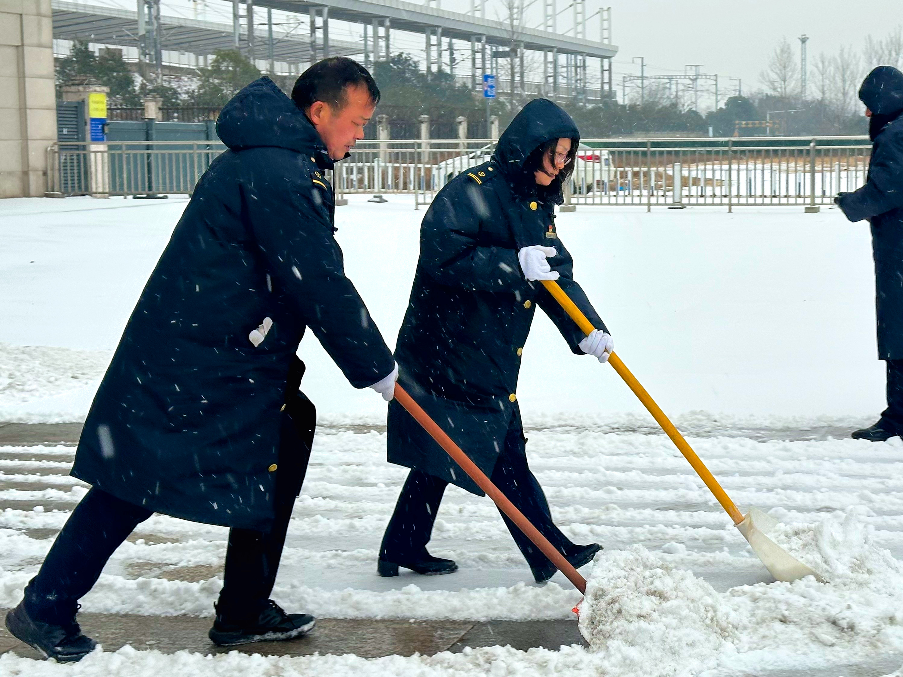 除雪打冰+暖心服务 明港东站护航旅客出行
