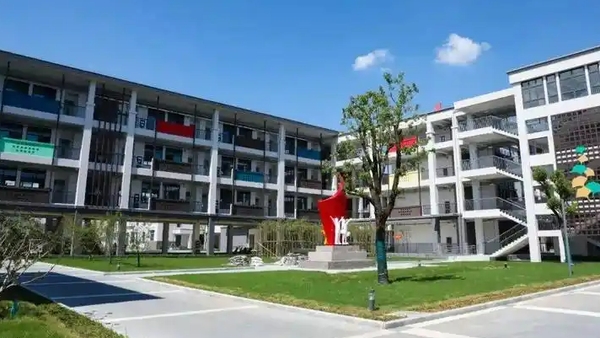 让学生娃多睡一会儿！江苏多地中小学延迟到校、取消早读