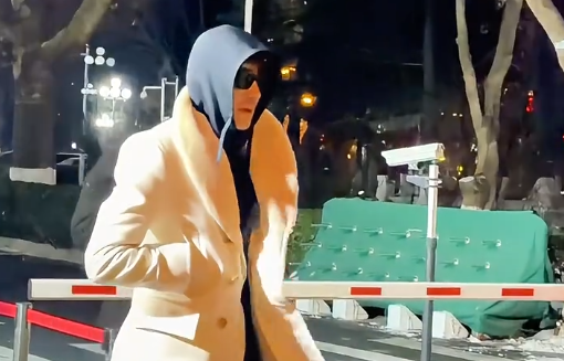 胡兵现身2026央视春晚彩排，白衣墨镜被称为最好认的明星