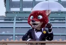 上海迪士尼飞雪漫天 尼克撑伞现身让人直呼优雅