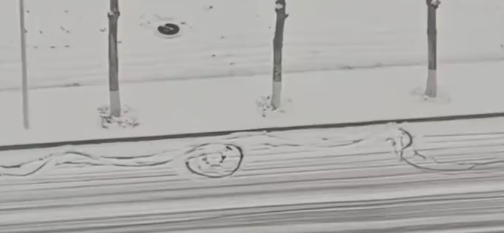 冰雪路面骑车打滑，男子一路转圈前进画出《雪地交响曲》