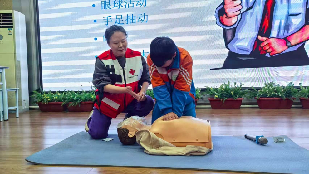 安阳市梅东路小学开展红十字应急救护普及培训进校园活动
