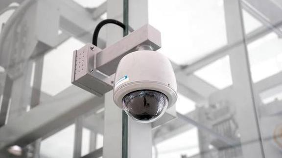 员工因病拒绝出差后，工位上方被安装了一对一摄像头